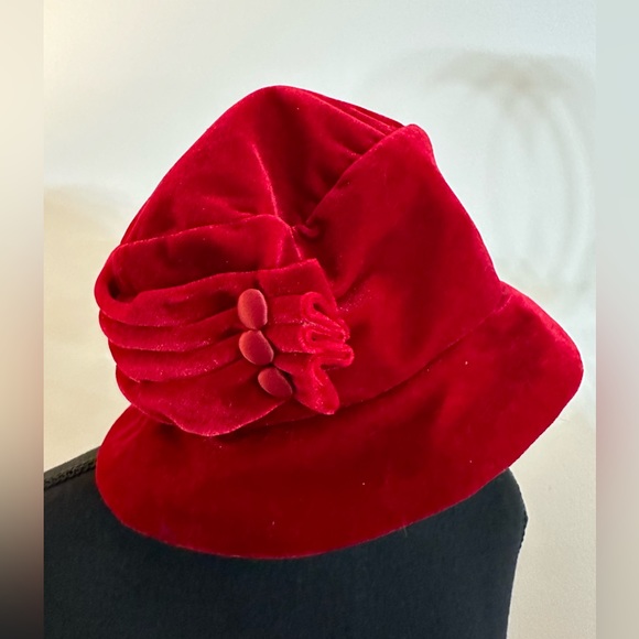 Red Hat Feels Like Velvet W/Buttons - Picture 4 of 11